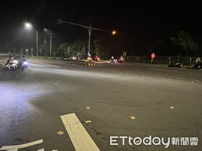 鬼月嚇死人！怪阿北半夜帶遺照路口撒冥紙　超詭異畫面曝