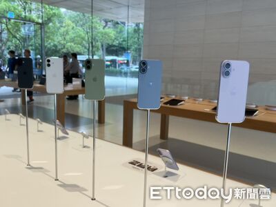 逛蘋果旗艦店!他嚇歪「iPhone 17全沒上鎖」 店員一句話驚呆了