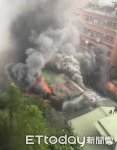 鐵皮民宅竄火煙!害鄰1家4口嗆傷 疑屋主縱火釀禍「人不見了」