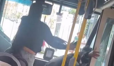 公車門被擋　女乘客爆氣把「63歲嬤推下公車」臉著地腦震盪送醫