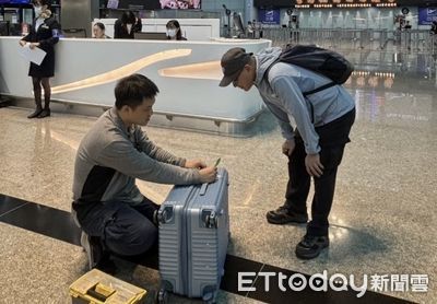 登機前行李箱打不開　桃機竟有隱藏版「開鎖服務」