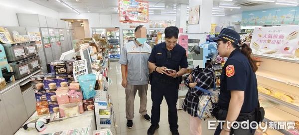 ▲內埔警分局員警即時阻止鍾婦被騙。（圖／記者陳崑福翻攝）