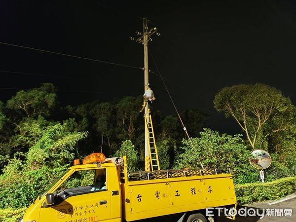 ▲▼金門金寧鄉伯玉路二段一帶停電  台電冒雨摸黑搶修  全數復電。（圖／記者林名揚翻攝）