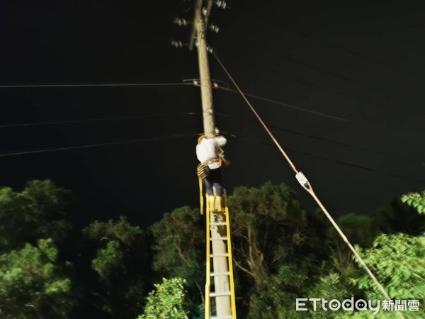 ▲▼金門金寧鄉伯玉路二段一帶停電  台電冒雨摸黑搶修  全數復電。（圖／記者林名揚翻攝）