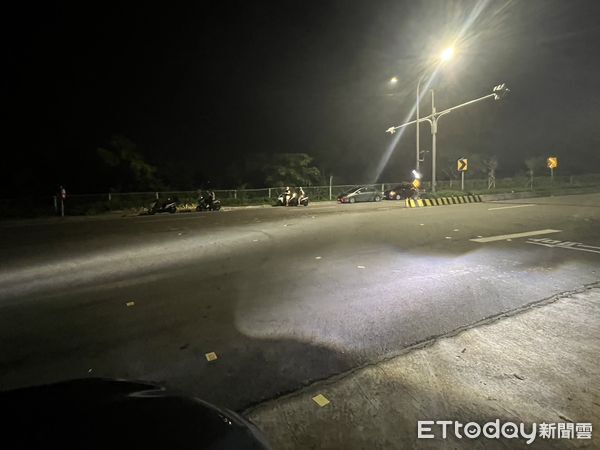 ▲苗栗市林姓男子深夜脫序在聯大路撒冥紙，遭大批聯大生圍堵，警方及時到場處理並法辦。（圖／記者楊永盛翻攝）