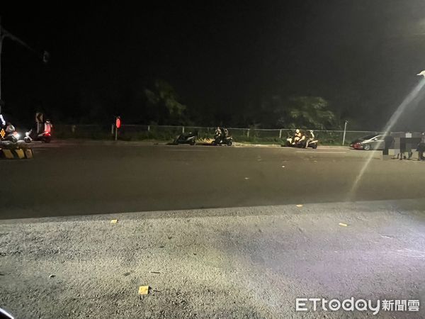 ▲苗栗市林姓男子深夜脫序在聯大路撒冥紙，遭大批聯大生圍堵，警方及時到場處理並法辦。（圖／記者楊永盛翻攝）