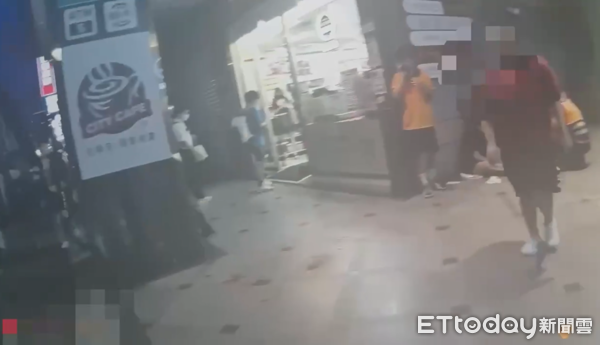 ▲▼台大碩士生蕭男在大安捷運站出口一處便利商店遭馬男持三節鞭Ｋ爆頭。（圖／記者邱中岳翻攝）