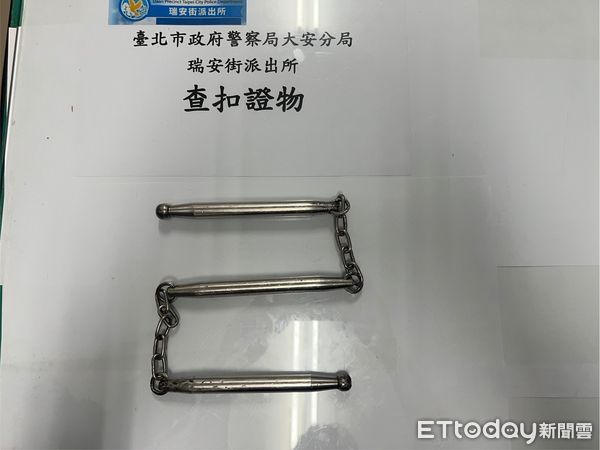 ▲▼台大碩士生蕭男在大安捷運站出口一處便利商店遭馬男持三節鞭Ｋ爆頭。（圖／記者邱中岳翻攝）