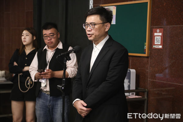 ▲民進黨立委賴瑞隆出席黨團大會。（圖／記者林敬旻攝）