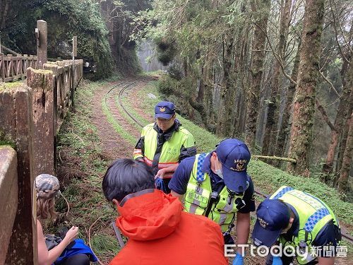 ▲▼          澳洲青年登塔山高山症發作，阿里山警消急救援    。（圖／記者翁伊森翻攝）