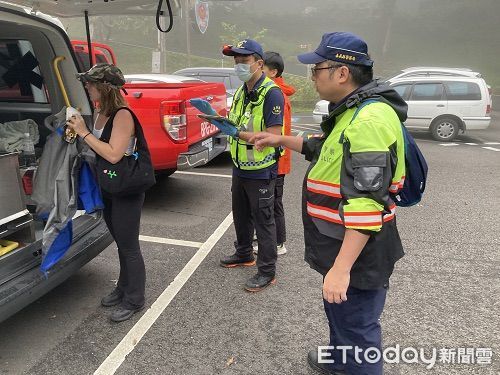 ▲▼          澳洲青年登塔山高山症發作，阿里山警消急救援    。（圖／記者翁伊森翻攝）