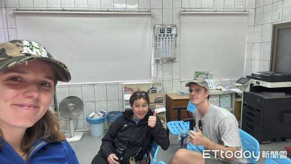 ▲▼          澳洲青年登塔山高山症發作，阿里山警消急救援    。（圖／記者翁伊森翻攝）