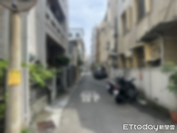 ▲台中市北區自強街發生墜樓案，男子送醫搶救中。（圖／記者許權毅攝，下同）