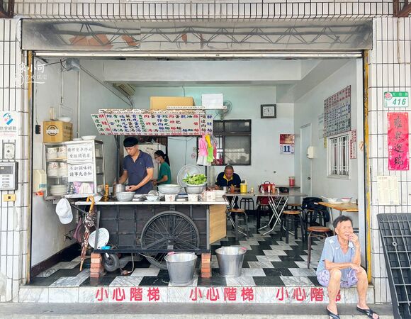 ▲▼士林美食「士林蛋包麵」沒有明顯招牌，在地超過50年麵店早餐。（圖／部落客陳小可提供）