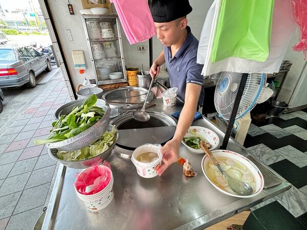 ▲▼士林美食「士林蛋包麵」沒有明顯招牌，在地超過50年麵店早餐。（圖／部落客陳小可提供）