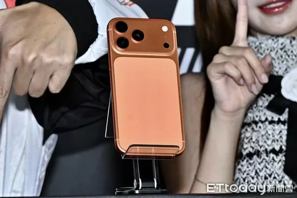 ▲▼ iPhone 17於今(19)日起全面開賣，iPhone 17 Pro 宇宙橙。（圖／記者李毓康攝）