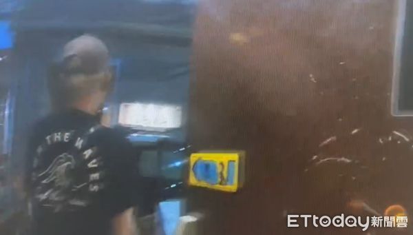 ▲▼北市中山分局警員在臨檢，查獲一名男子謊報身分，追出竟是前歌手田宥翔。(圖／記者邱中岳翻攝）