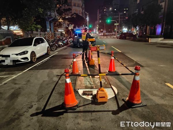 ▲▼高雄馬路驚現「60cm深大坑洞」　2車開過慘爆胎！警急到場管制。（圖／記者賴文萱翻攝）