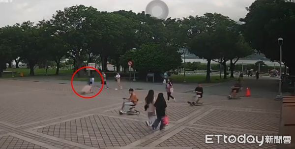 ▲▼王婦遺骨在金色海岸被發現，監視器畫面顯示殷姓媳婦曾拖著沉重行李箱出現在淡水河邊。（圖／記者陸運陞翻攝)