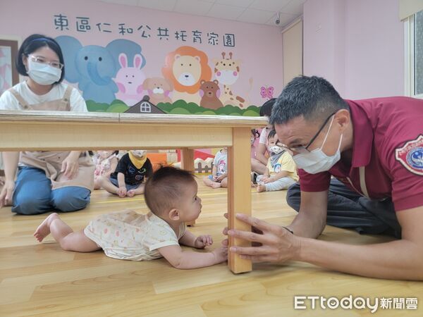 ▲崇善消防隊至泓德老人綜合長照機構進行防火宣導，提醒長者遵守「人離火熄」原則。（記者林東良翻攝，下同）