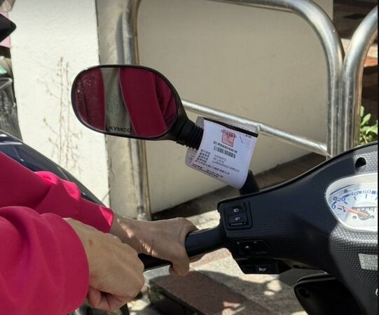 ▲彰基周邊商圈機車違停成檢舉天堂。（圖／民眾提供）