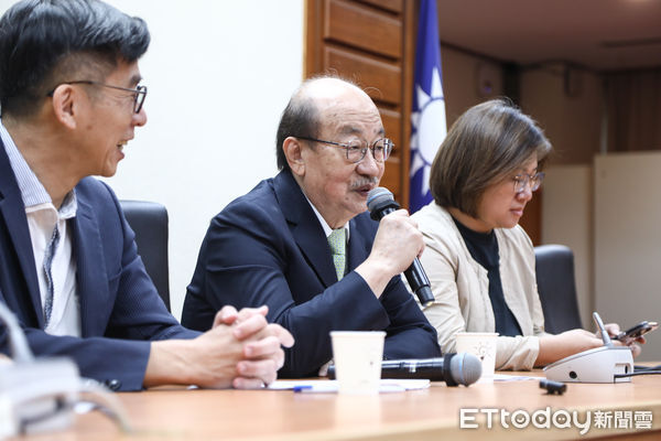 ▲民進黨總召柯建銘主持黨團書記長、幹事長投票結果。（圖／記者林敬旻攝）