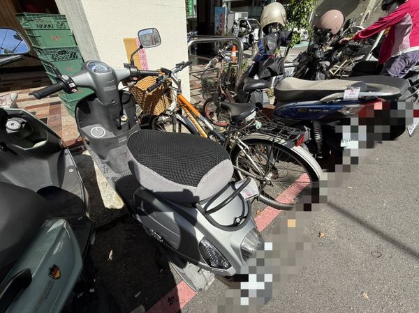 ▲彰基周邊商圈機車違停成檢舉天堂。（圖／民眾提供）