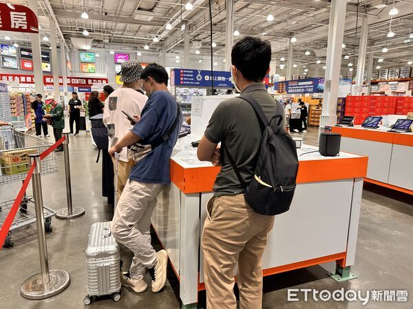 ▲▼好市多開賣iPhone 17，最多降價1715元。（圖／記者林育綾攝）