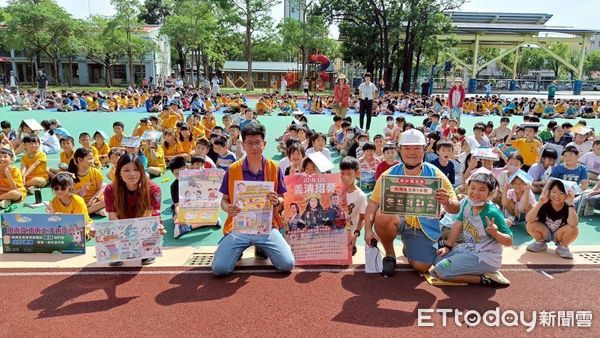 ▲大成國小師生參與防災週活動，實際操作滅火器提升防火應變能力。（記者林東良翻攝，下同）