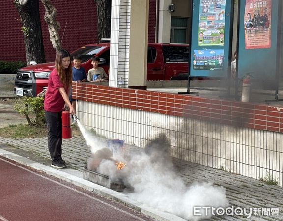 ▲大成國小師生參與防災週活動，實際操作滅火器提升防火應變能力。（記者林東良翻攝，下同）