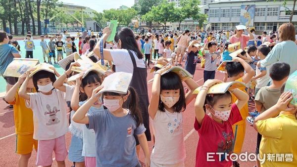 ▲大成國小師生參與防災週活動，實際操作滅火器提升防火應變能力。（記者林東良翻攝，下同）
