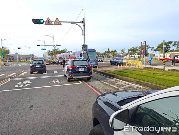 ▲▼今年第16次！高雄輕軌又挨撞「腳踏車碰車頭」　騎士倒地險遭輾。（圖／記者吳世龍翻攝）