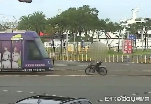 ▲▼今年第16次！高雄輕軌又挨撞「腳踏車碰車頭」　騎士倒地險遭輾。（圖／記者吳世龍翻攝）