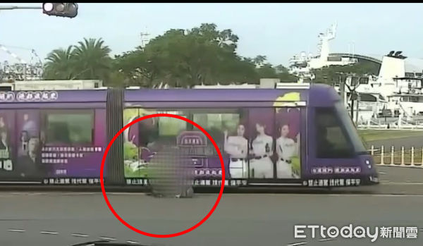 ▲▼今年第16次！高雄輕軌又挨撞「腳踏車碰車頭」　騎士倒地險遭輾。（圖／記者吳世龍翻攝）