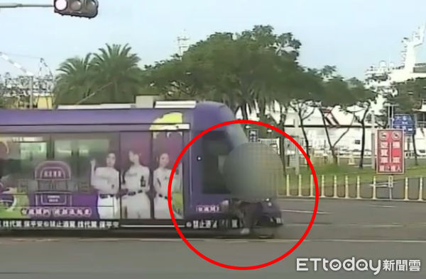 ▲▼今年第16次！高雄輕軌又挨撞「腳踏車碰車頭」　騎士倒地險遭輾。（圖／記者吳世龍翻攝）