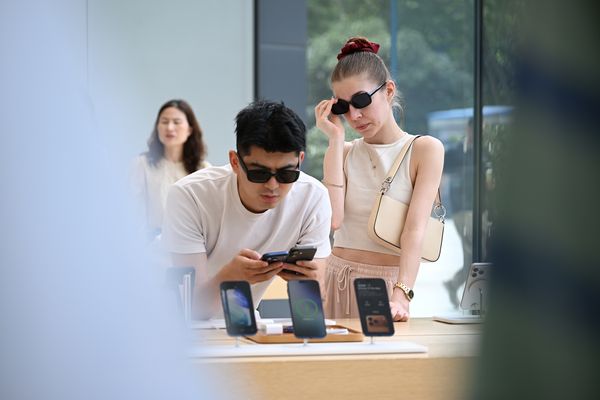 ▲蘋果iPhone 17開賣，大陸各直營門市出現現場購機人潮。（圖／CFP）