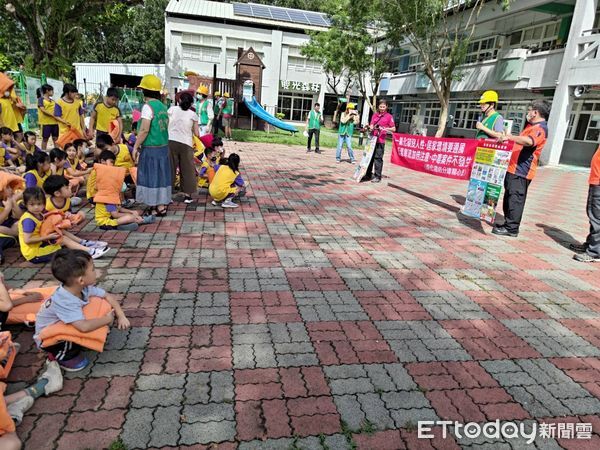 ▲南化消防分隊進入南化國小舉辦防火防災宣導，提升學童防災意識。（記者林東良翻攝，下同）
