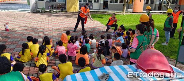 ▲南化消防分隊進入南化國小舉辦防火防災宣導，提升學童防災意識。（記者林東良翻攝，下同）