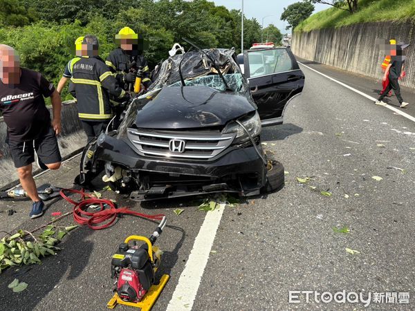 ▲一台轎車於國道6號東向3公里（霧峰路段）自撞護欄、墜下邊坡停放匝道上。（圖／記者高堂堯翻攝，下同）