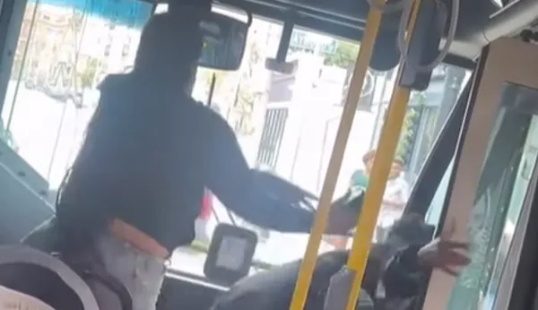 公車門被擋　女乘客爆氣把「63歲嬤推下公車」臉著地腦震盪送醫。（圖／翻攝自Instagram／spicyboston）