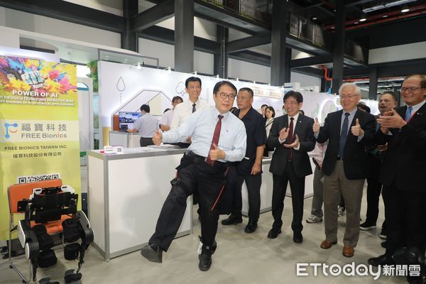 ▲台南市長黃偉哲出席「SOUTH NEXT 機器人與無人機產業創新論壇」，肯定AI應用已融入市民生活。（記者林東良翻攝，下同）