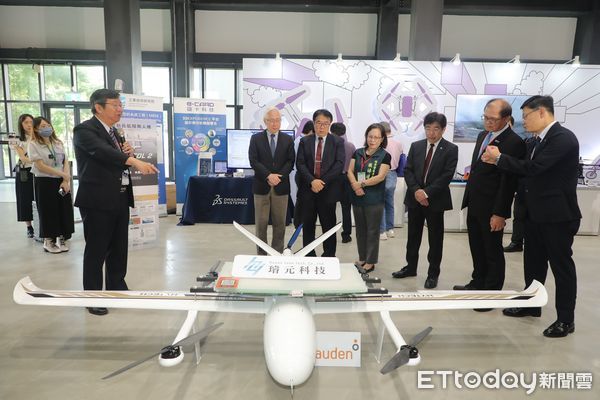 ▲台南市長黃偉哲出席「SOUTH NEXT 機器人與無人機產業創新論壇」，肯定AI應用已融入市民生活。（記者林東良翻攝，下同）