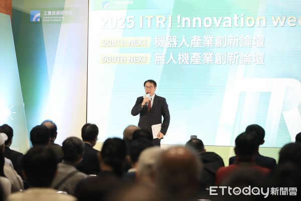 ▲台南市長黃偉哲出席「SOUTH NEXT 機器人與無人機產業創新論壇」，肯定AI應用已融入市民生活。（記者林東良翻攝，下同）