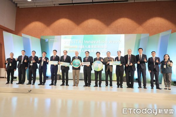 ▲台南市長黃偉哲出席「SOUTH NEXT 機器人與無人機產業創新論壇」，肯定AI應用已融入市民生活。（記者林東良翻攝，下同）