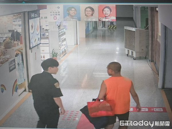 ▲▼張男在台鐵新左營站路易莎咖啡店偷竊員工背包，過程全被監視器錄下，警方花2小時逮到人。（圖／翻攝社會事新聞影音）