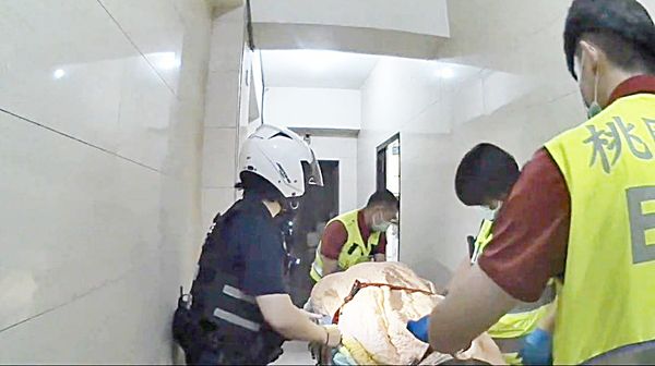 ▲桃園市呂姓男子前晚持刀割喉莊姓女子後再租屋處自戕，警消據報到場將呂男送醫治療。（資料照／桃園警方提供）