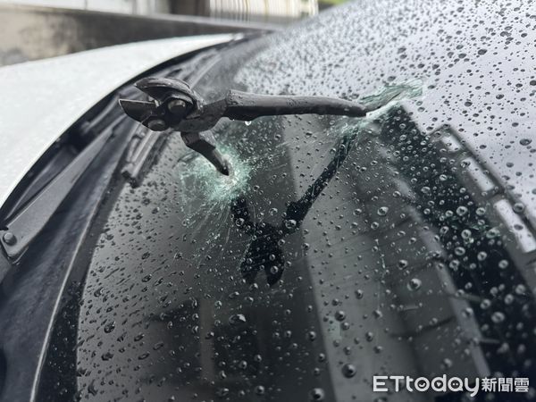 ▲▼鐵鉗,砸車。（圖／當事人提供）