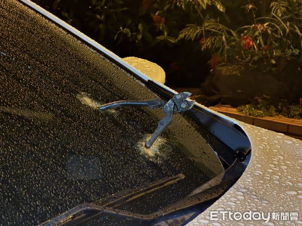 ▲▼鐵鉗,砸車。（圖／當事人提供）