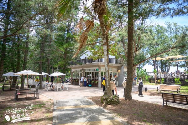 ▲▼澎湖「及林春咖啡館」同時擁有森林美景與黃金海灘的景觀咖啡廳。（圖／部落客滿分提供）