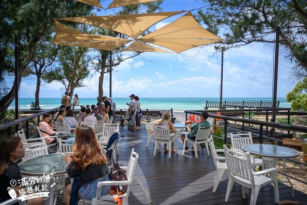 ▲▼澎湖「及林春咖啡館」同時擁有森林美景與黃金海灘的景觀咖啡廳。（圖／部落客滿分提供）